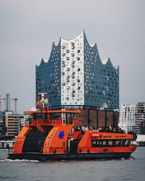Hamburger Hafenfähre vor der Elbphilharmonie, Hamburg, Juli 2022